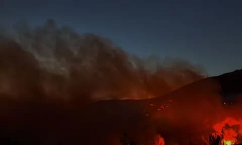 Δεύτερη νύχτα μάχης με τις φλόγες σε Βίλια και Μέγαρα