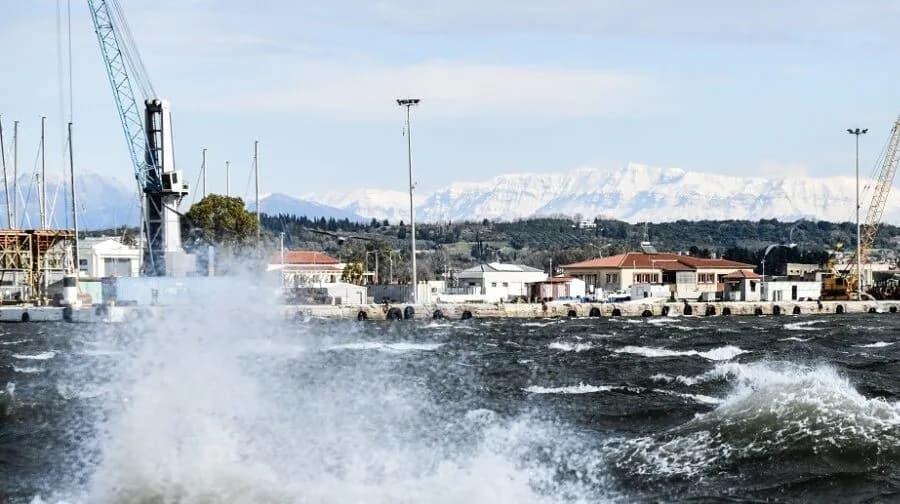 Καιρός: Ανατροπή το Σάββατο με ανέμους έως 120 χλμ/ώρα