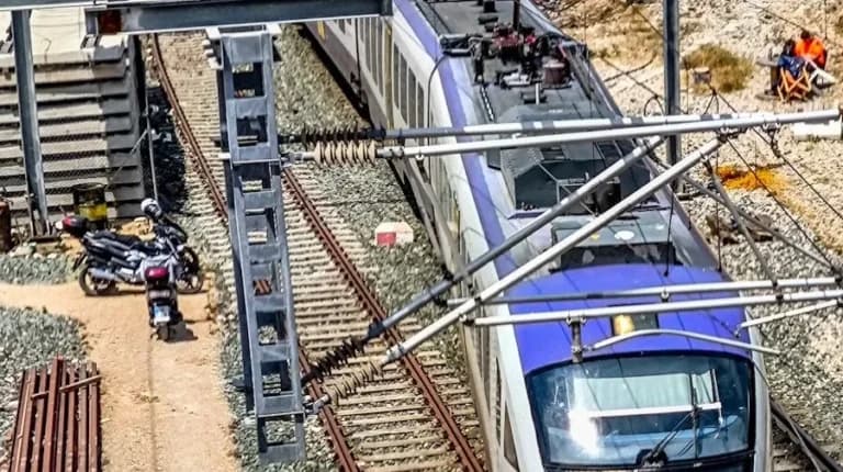 Φωτιά στον Ασπρόπυργο: Έκλεισε ο Προαστιακός