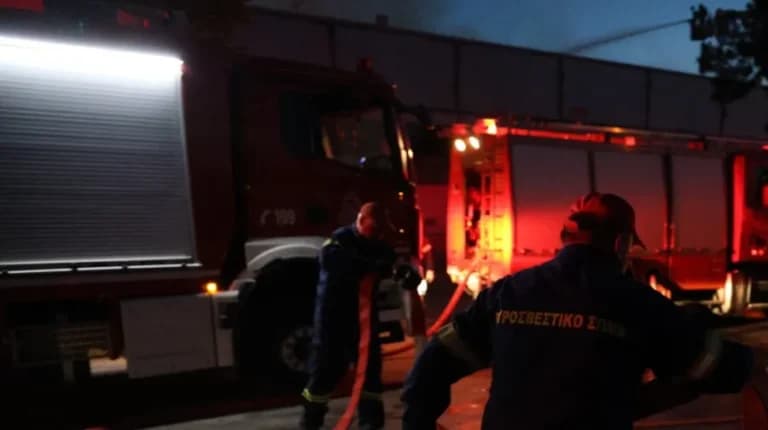 Φωτιά σε κατάστημα στο Παλαιό Φάληρο Εκκενώθηκε κτίριο