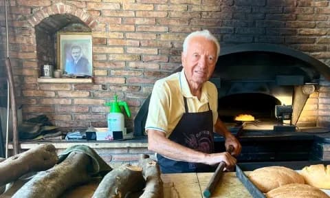 Ο «φούρνος του παππού» στο Λουτράκι: 64 χρόνια φωτιάς