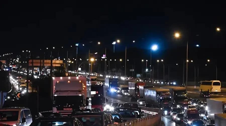 Η επιστροφή των αδειούχων: Ουρές σε δρόμους και λιμάνια