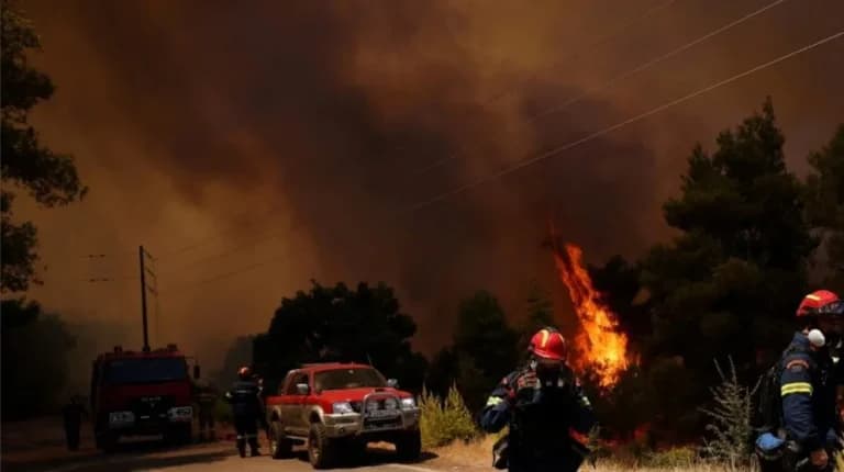 Πύρινη κόλαση στη Βοιωτία: Απειλούνται Μέγαρα και Μάνδρα