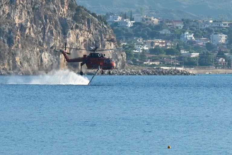 Η φωτιά στη Σίνδο Θεσσαλονίκης κινητοποιεί 25 πυροσβέστες