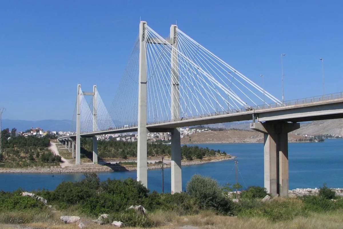 Η 30χρονη διασώθηκε μετά την πτώση της από τη γέφυρα Χαλκίδας