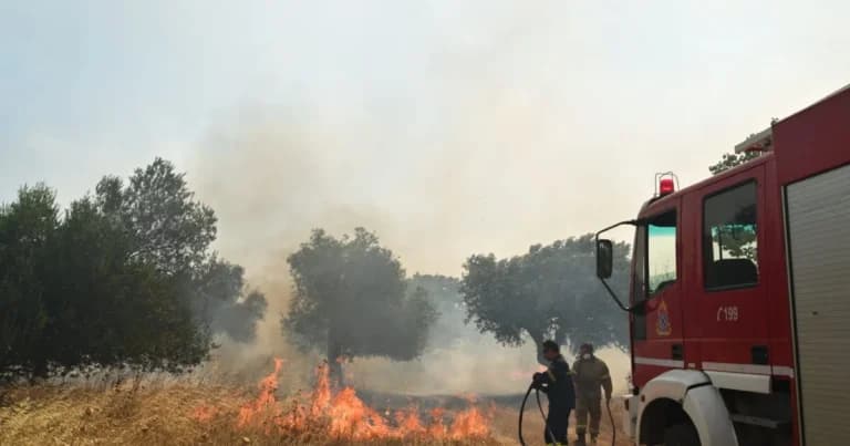 Οι πυρκαγιές σε Σαμοθράκη και Κορινθία εξελίσσονται