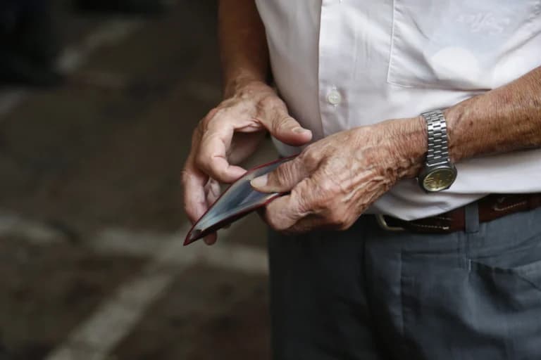 Συνταξιούχοι: Αυξήσεις έως 240 ευρώ και αναδρομικά