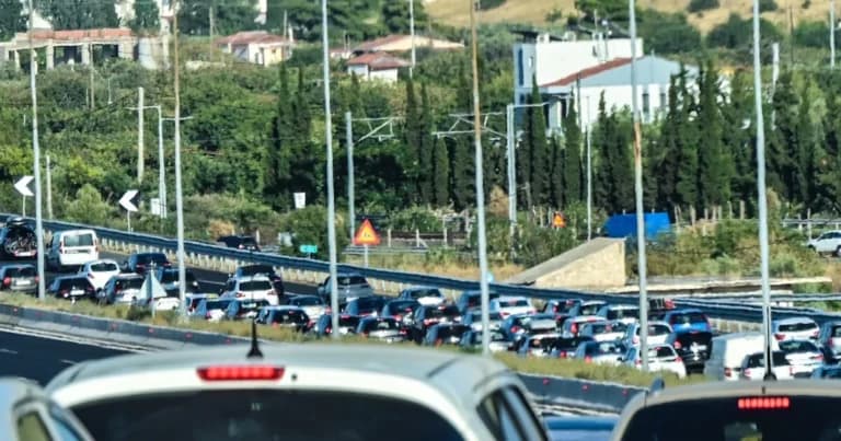 Μποτιλιάρισμα στην Αθηνών-Κορίνθου: Ουρές σε Κινέτα και Μέγαρα