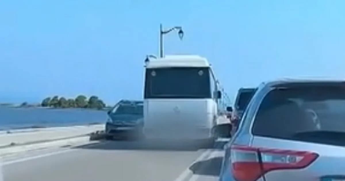 Επικίνδυνη προσπέραση λεωφορείου στη γέφυρα της Λευκάδας