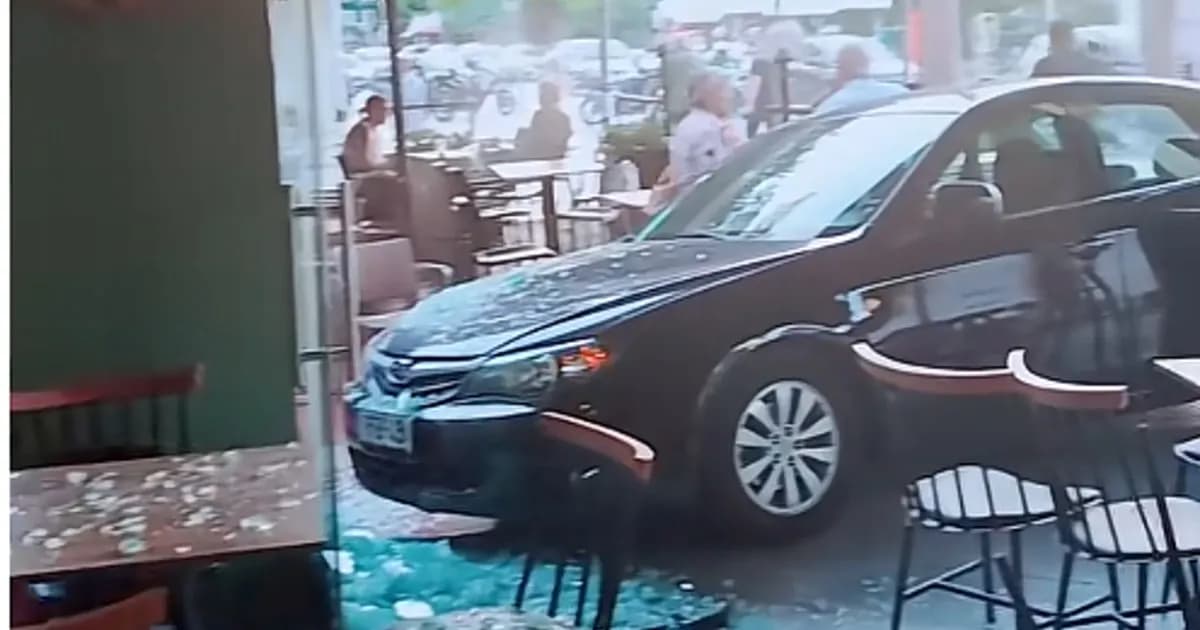 Αυτοκίνητο «καρφώθηκε» σε κατάστημα εστίασης στη Μεσσήνη