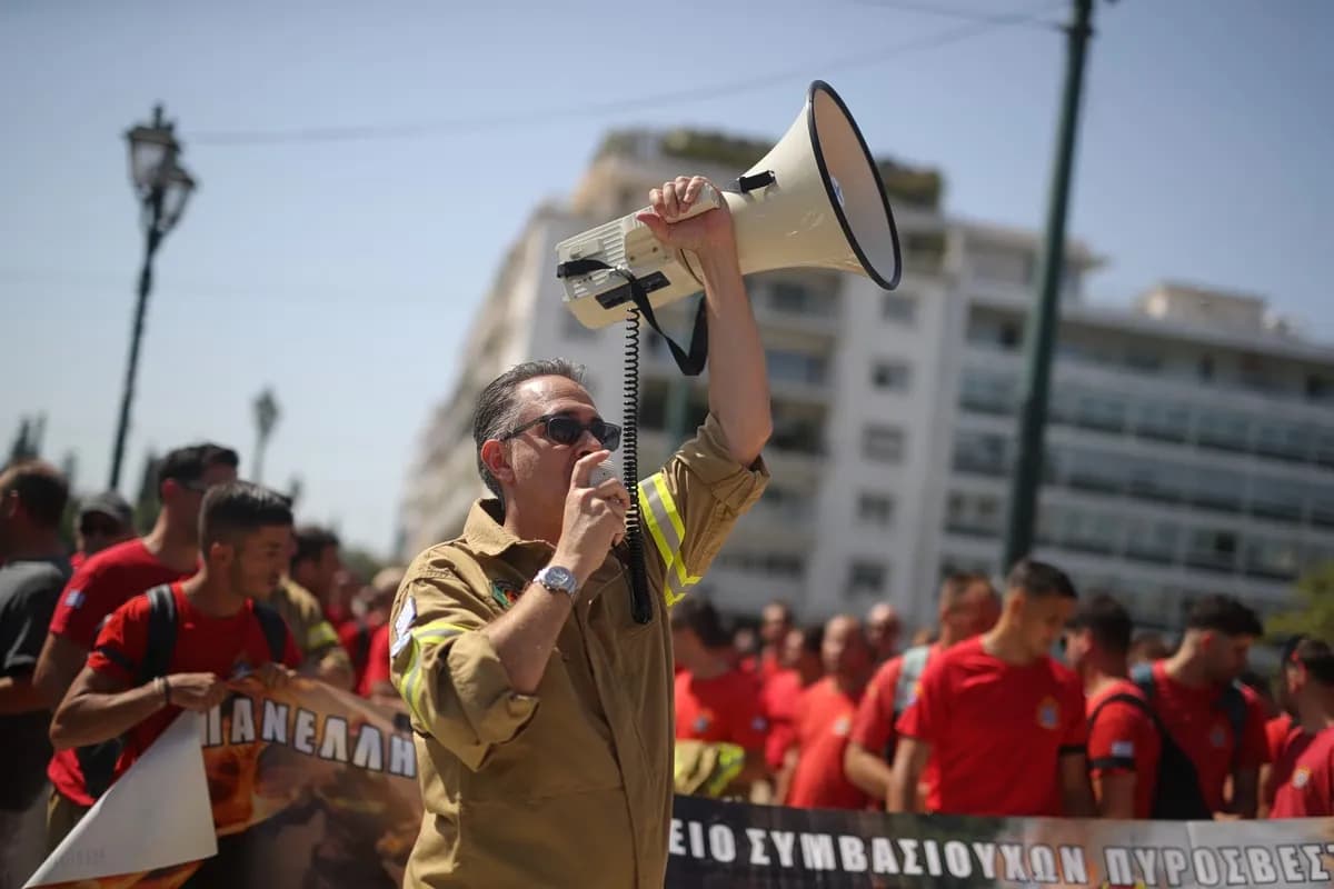 Οι εποχικοί πυροσβέστες διαδηλώνουν για 12μηνη εργασία