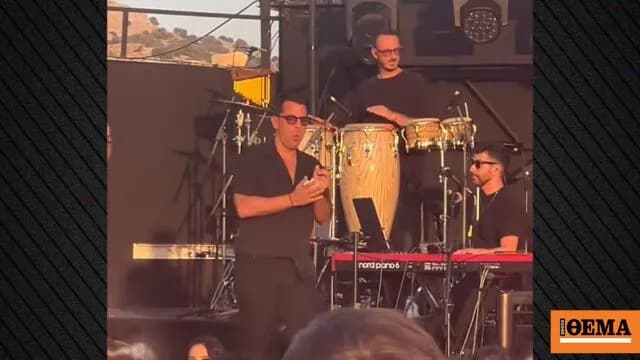 Ο Θοδωρής Φέρρης έφαγε μπέργκερ σε συναυλία στη Ρόδο