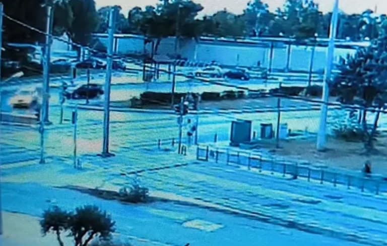 Το τροχαίο στη Βούλα: Βίντεο-ντοκουμέντο ταξί-μηχανή