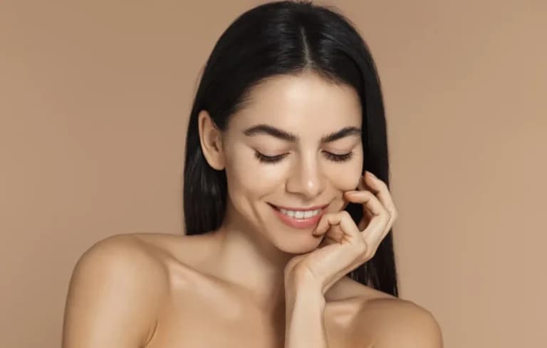 Brow lift στο σπίτι: Το κόλπο για ανασηκωμένα φρύδια