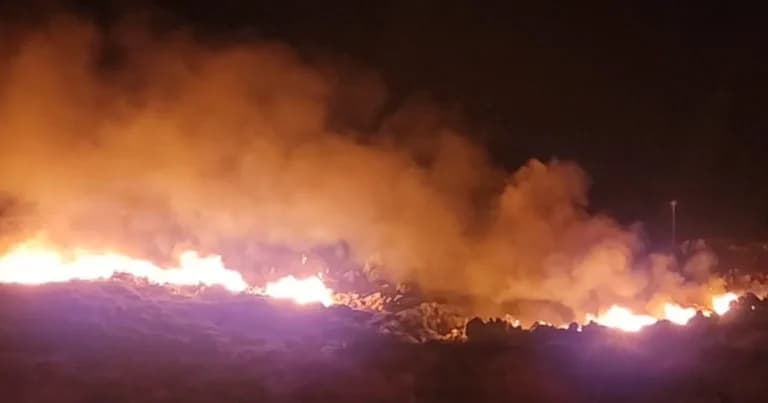 Μεγάλη φωτιά στη Σητεία Κρήτης: Μάχη στην Αχλαδιά τη νύχτα