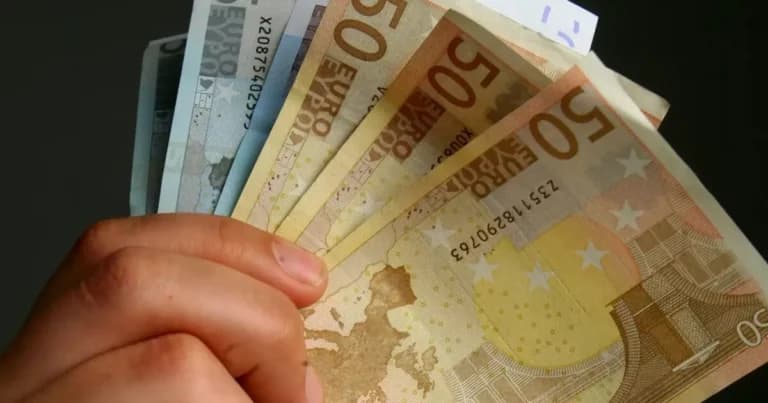 Ο καπνός από τις φωτιές έφτασε μέχρι τη Βόρεια Αφρική