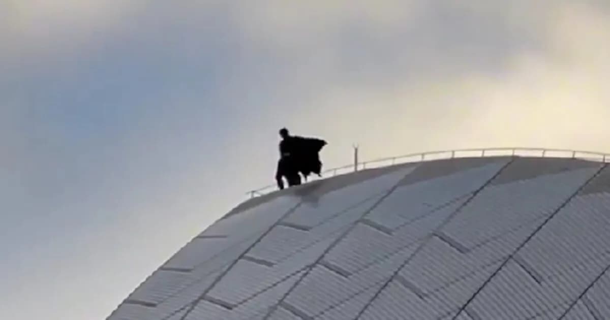Ο Batman «σκαρφάλωσε» στην Όπερα του Σίδνεϊ για το Batman Day