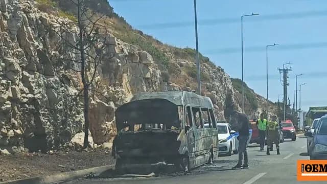 Φωτιά σε σχολικό λεωφορείο στη Λεωφόρο Αθηνών – Σουνίου