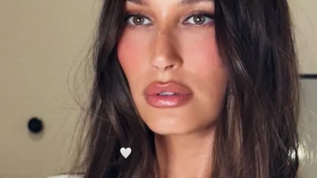 Η Hailey Bieber άλλαξε χρώμα μαλλιών σε σκούρο σοκολατί