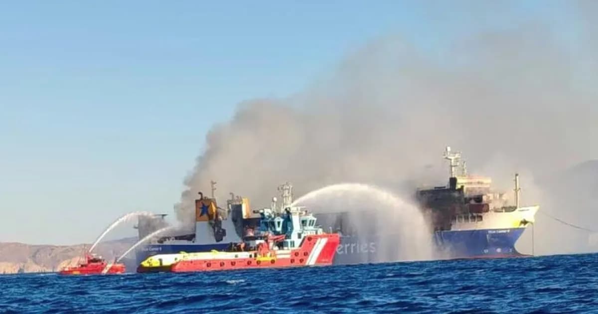 Η φωτιά στο Blue Carrier 2 συνεχίζεται κοντά στην Τήνο
