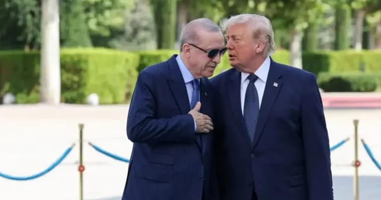 Η δημοτικότητα του Τραμπ έπεσε στο ιστορικό χαμηλό 32%