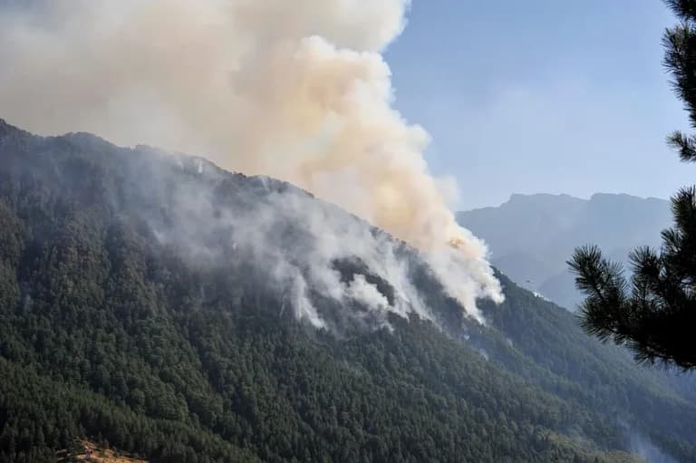 Η φωτιά στην Κόνιτσα καίει ξανά μετά από αναζωπύρωση