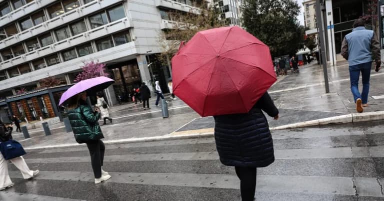 Ο καιρός αλλάζει: Βροχές και καταιγίδες έως την Κυριακή