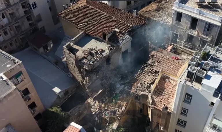 Έκρηξη στην Πλάκα: Κατέρρευσε παλιό κτίριο, τρεις τραυματίες