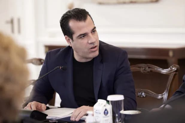 Ο Πλεύρης ανακοινώνει 20.000 λιγότερες παράνομες αφίξεις