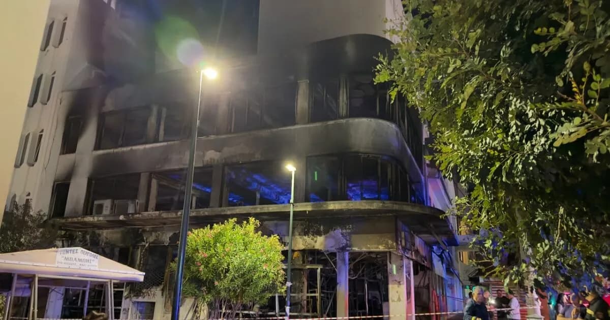 Μεγάλη φωτιά στον Πειραιά: Κάηκε ολοσχερώς κατάστημα