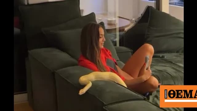 Η Ρία Ελληνίδου σε βιντεοκλήση με το φίδι Κλέαρχος