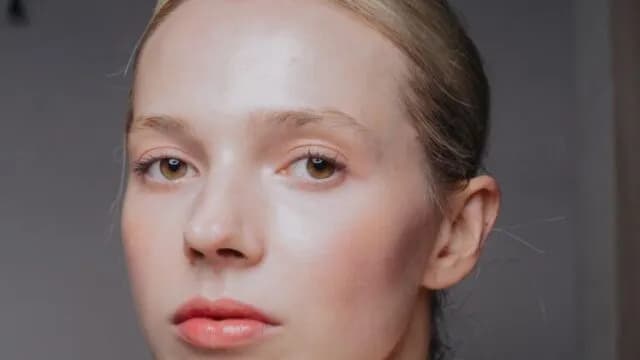 Μακιγιάζ σε πέντε λεπτά: Το γρήγορο glam για αργοπορημένα πρωινά