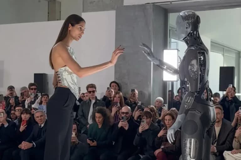 Τα ρομπότ στην πασαρέλα του Vogue World προκαλούν οργή