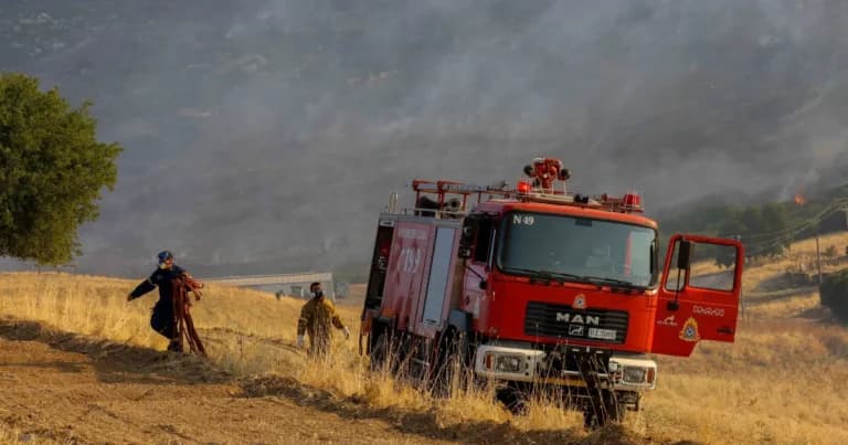 Η Πυροσβεστική συνέλαβε 38χρονη για την πυρκαγιά στη Σαρωνίδα