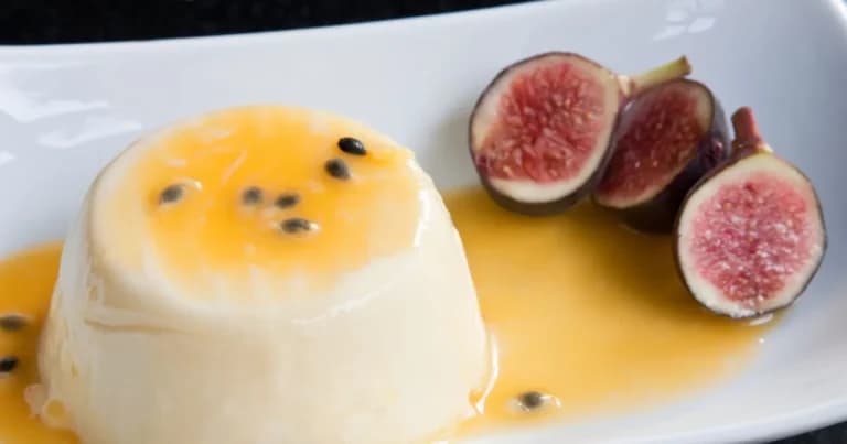 Η Συνταγή για Panna Cotta με Ψητά Σύκα και Καβουρδισμένο Μέλι