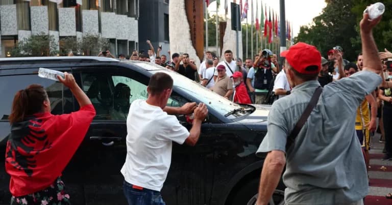 Η Αλβανία φλέγεται: 101η ημέρα διαδηλώσεων στα Τίρανα