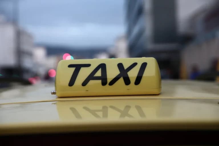 Αυξάνονται οι τιμές στα ταξί για αεροδρόμια και αναμονή