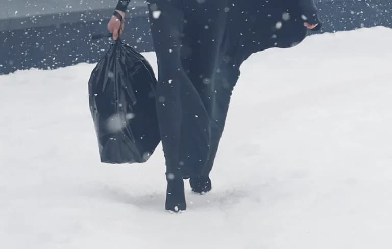 Η Balenciaga μετατρέπει τη σακούλα σκουπιδιών σε πολυτέλεια