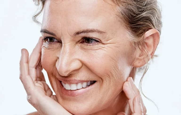 Η νέα τάση του Botox-inspired skincare για ρυτίδες