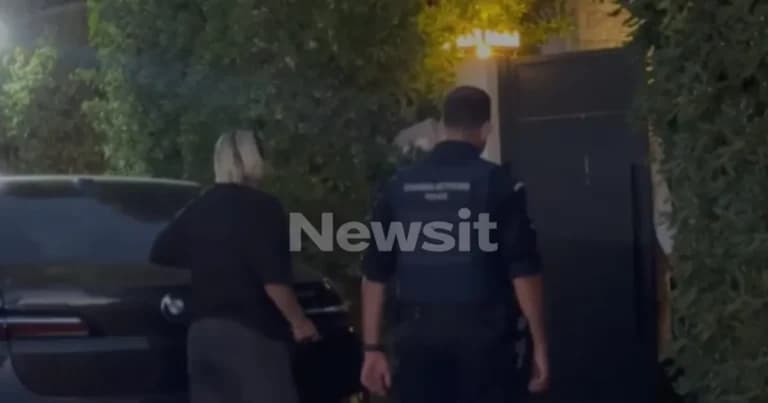 Ο Γιώργος Μαζωνάκης: Θλίψη έξω από το σπίτι του