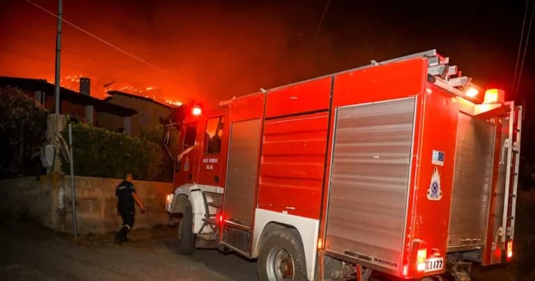 Μεγάλη φωτιά στη Λέσβο: Καίει χαμηλή βλάστηση στην Καλλονή
