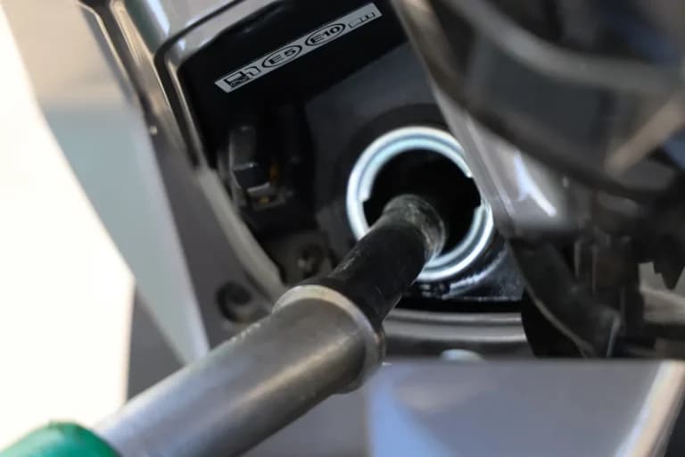 Η Τσεχία βάζει πλαφόν στις τιμές καυσίμων και φόρο
