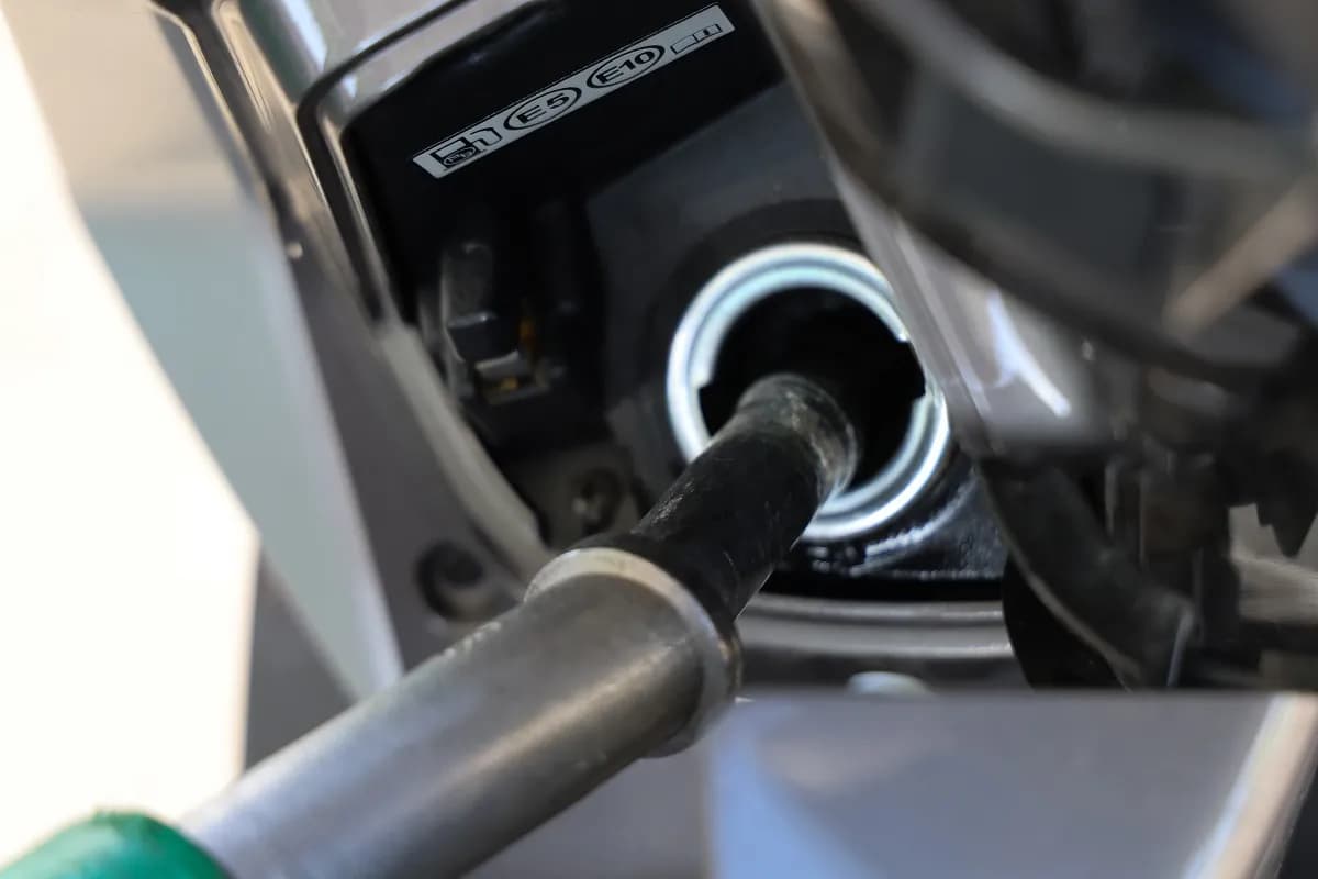 Η Τσεχία βάζει πλαφόν στις τιμές καυσίμων και φόρο