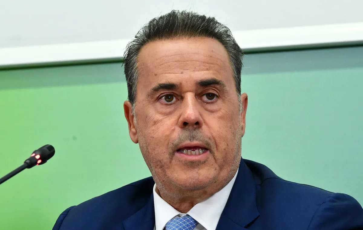 Ο Παπασταύρου ανακοινώνει μείωση ρεύματος 30% έως το 2029