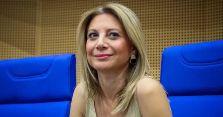Η Καρυστιανού κατά Τσίπρα για αντιγραφή προγράμματος