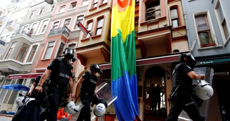 Η Τουρκία προφυλακίζει 16 ακτιβιστές ΛΟΑΤΚΙ+ στη Σμύρνη