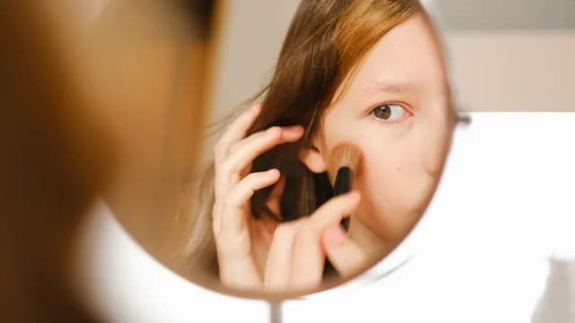 Παιδικό μακιγιάζ και skincare: Τι λένε οι δερματολόγοι