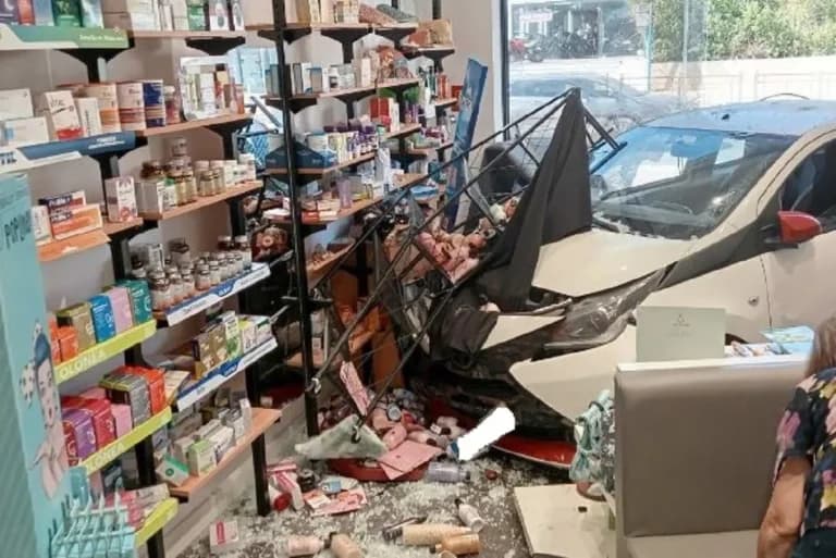 Αυτοκίνητο γκρέμισε τζαμαρία φαρμακείου στη Νέα Μάκρη