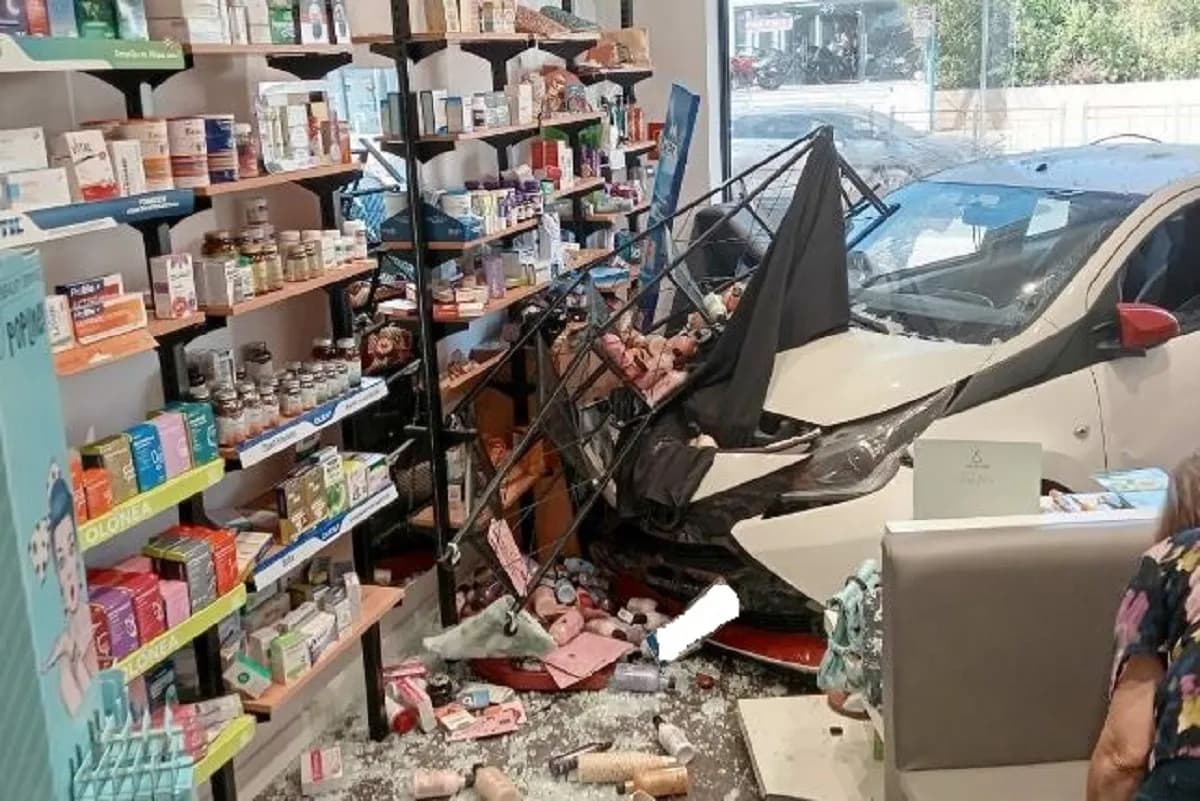 Αυτοκίνητο γκρέμισε τζαμαρία φαρμακείου στη Νέα Μάκρη