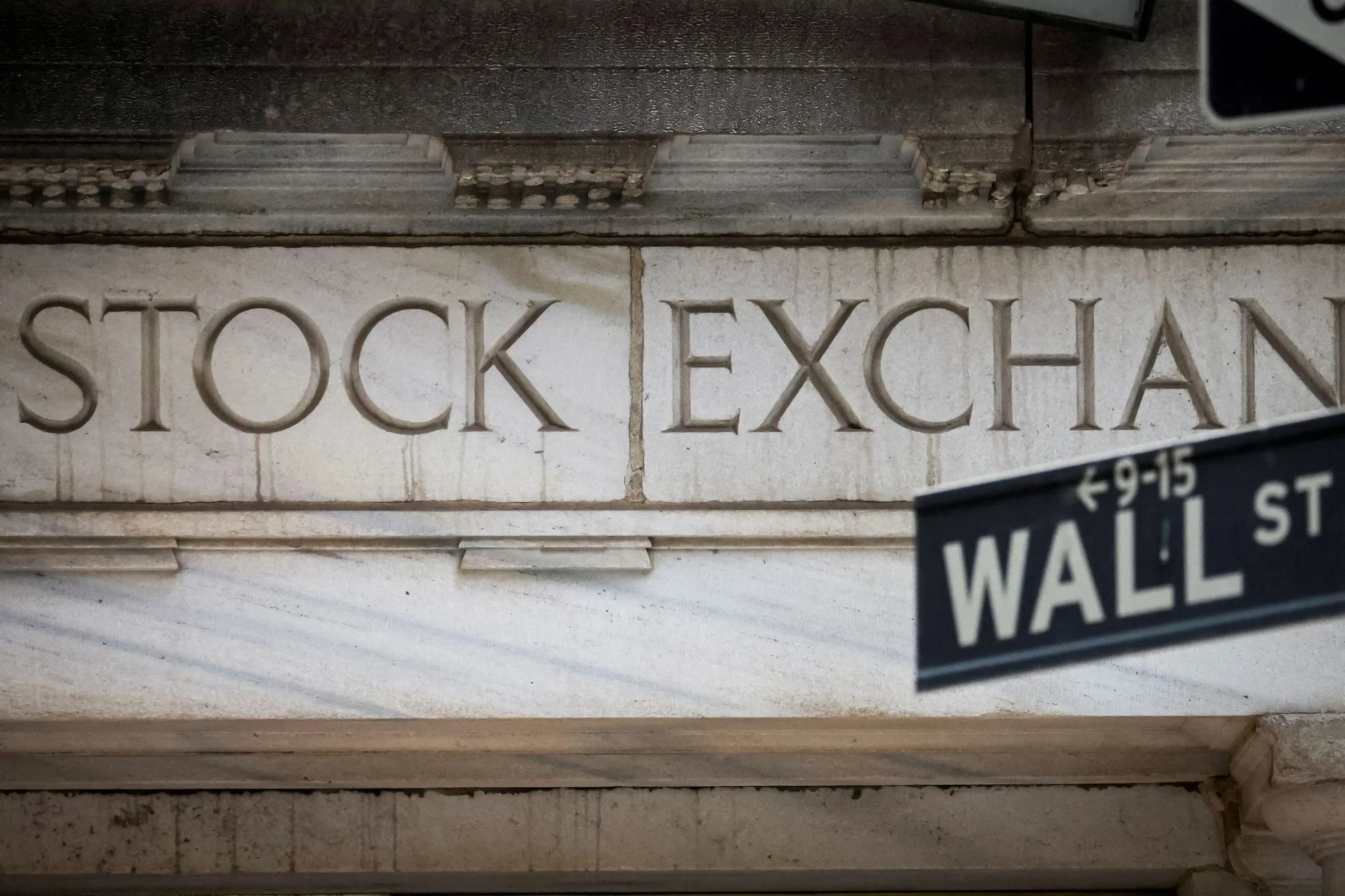 Η Wall Street σημειώνει ισχυρά κέρδη με ώθηση από AI
